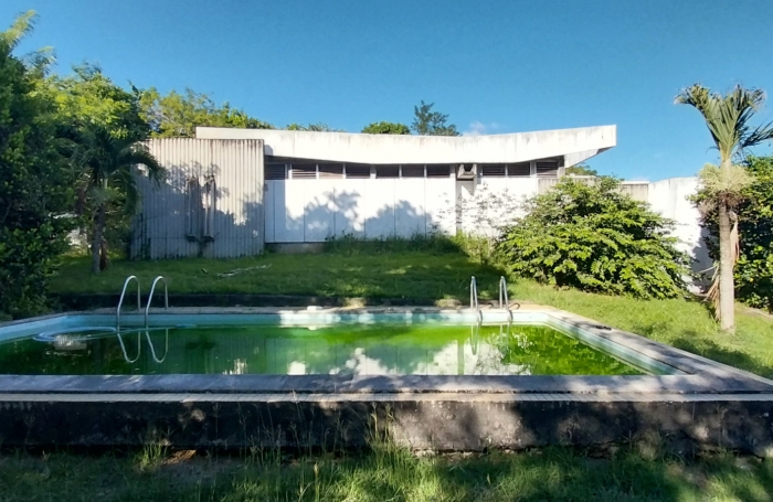 Maison sur 2846 m2 de terrain avec piscine - SCHOELCHER