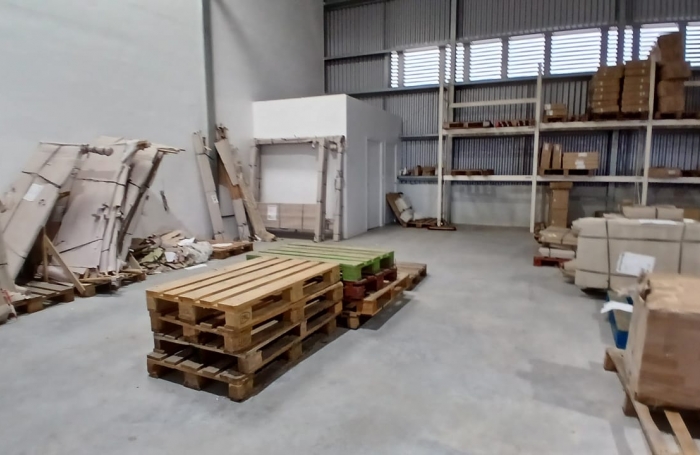 LE ROBERT - Entrepôt récent de 563 m2