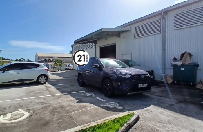 LE ROBERT - Entrepôt récent de 563 m2