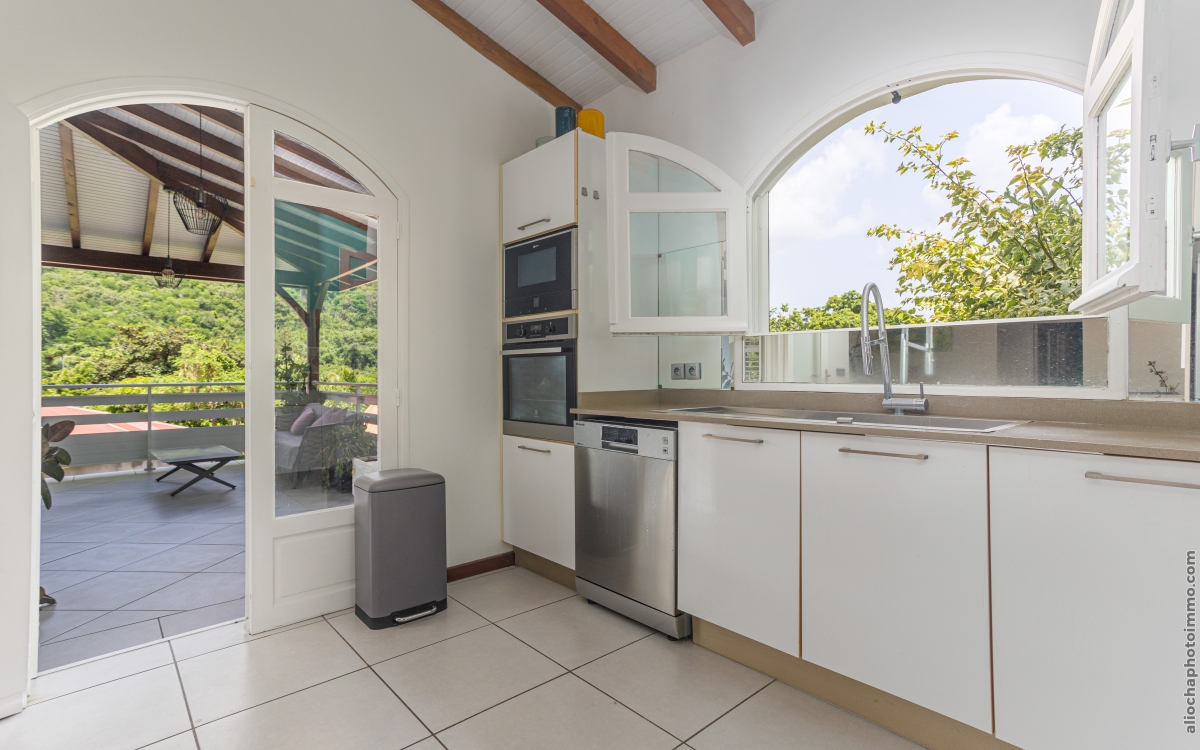 Villa F6 luxueuse à Case-Pilote avec vue mer et piscine 