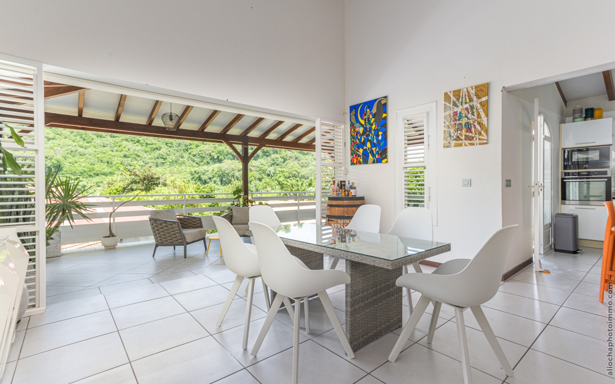Villa F6 luxueuse à Case-Pilote avec vue mer et piscine 