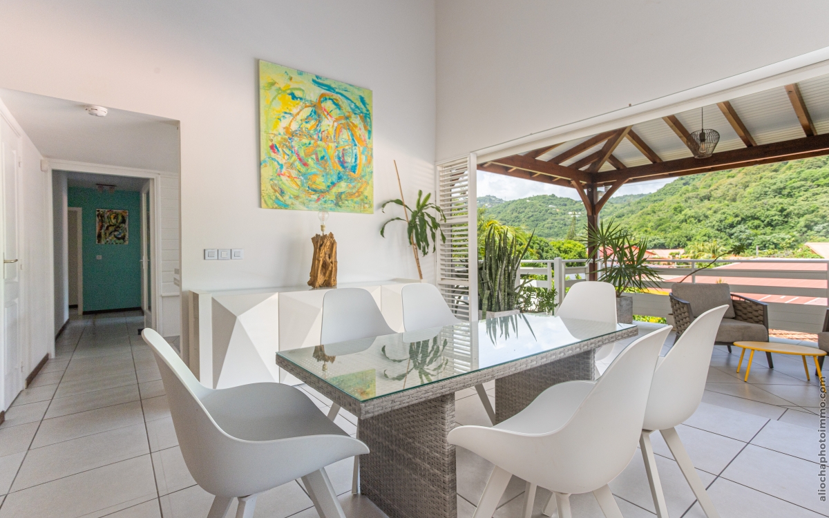 Villa F6 luxueuse à Case-Pilote avec vue mer et piscine 