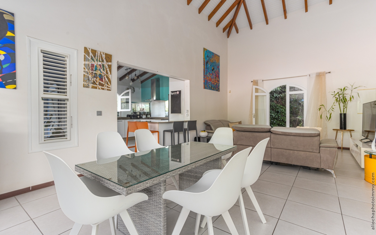 Villa F6 luxueuse à Case-Pilote avec vue mer et piscine 
