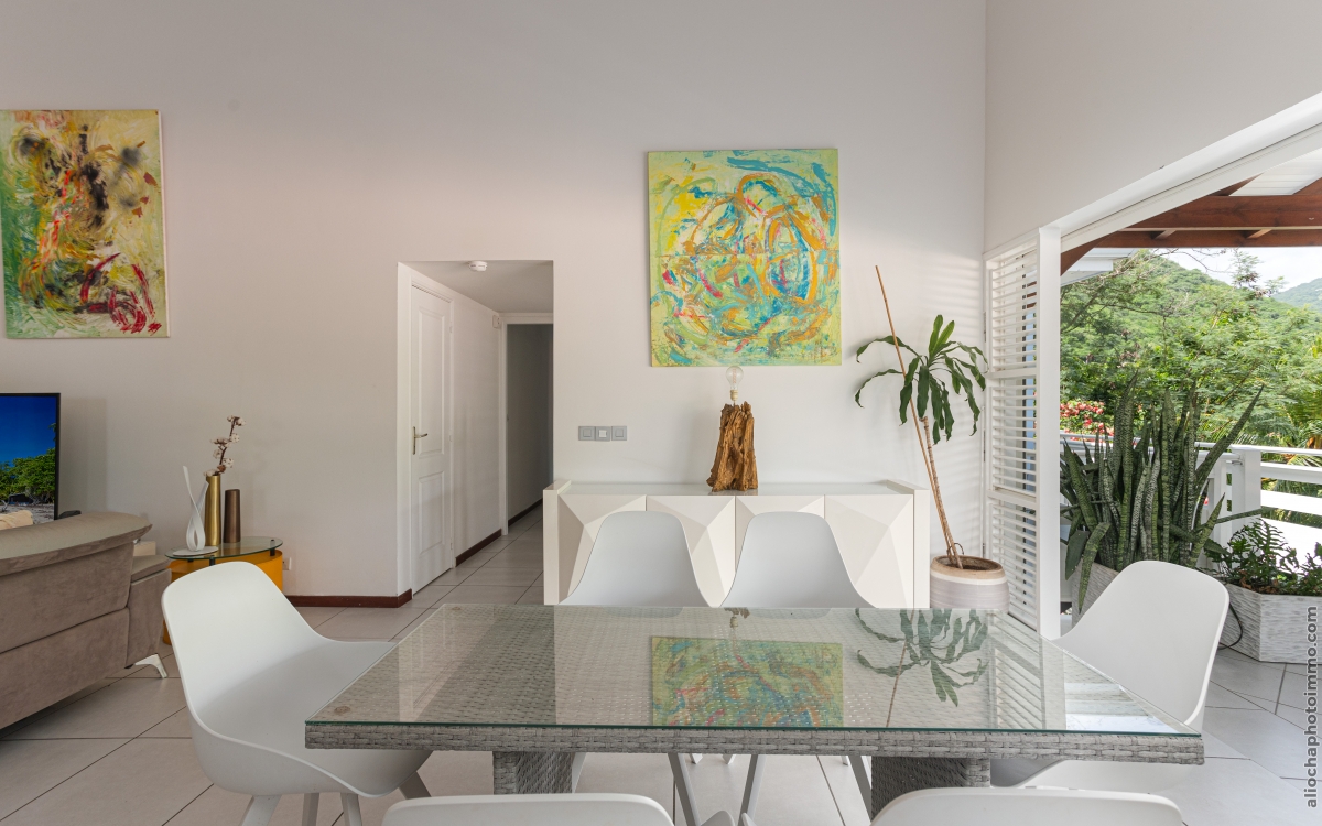 Villa F6 luxueuse à Case-Pilote avec vue mer et piscine 