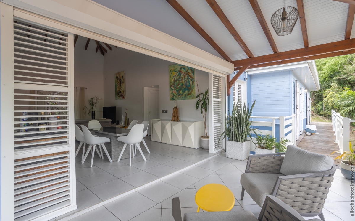 Villa F6 luxueuse à Case-Pilote avec vue mer et piscine 