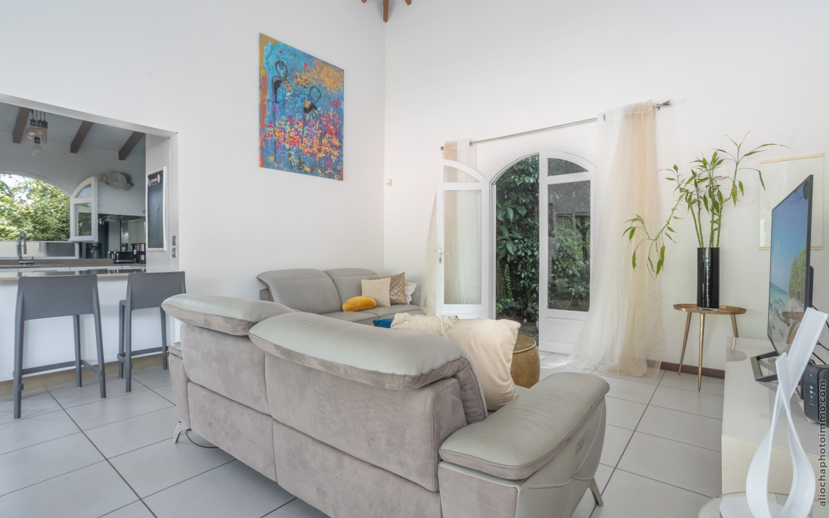 Villa F6 luxueuse à Case-Pilote avec vue mer et piscine 