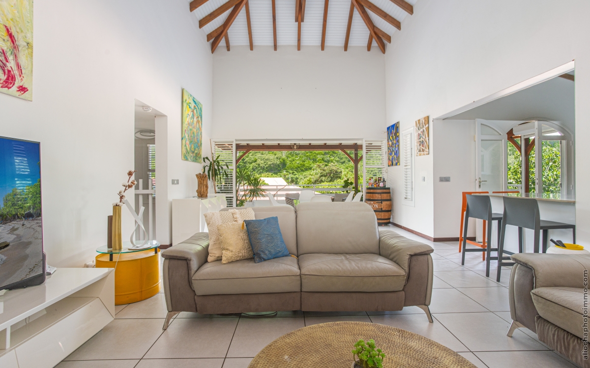 Villa F6 luxueuse à Case-Pilote avec vue mer et piscine 