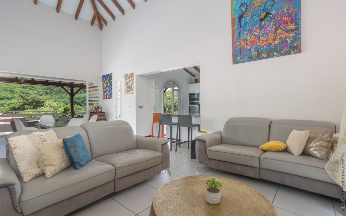 Villa F6 luxueuse à Case-Pilote avec vue mer et piscine 