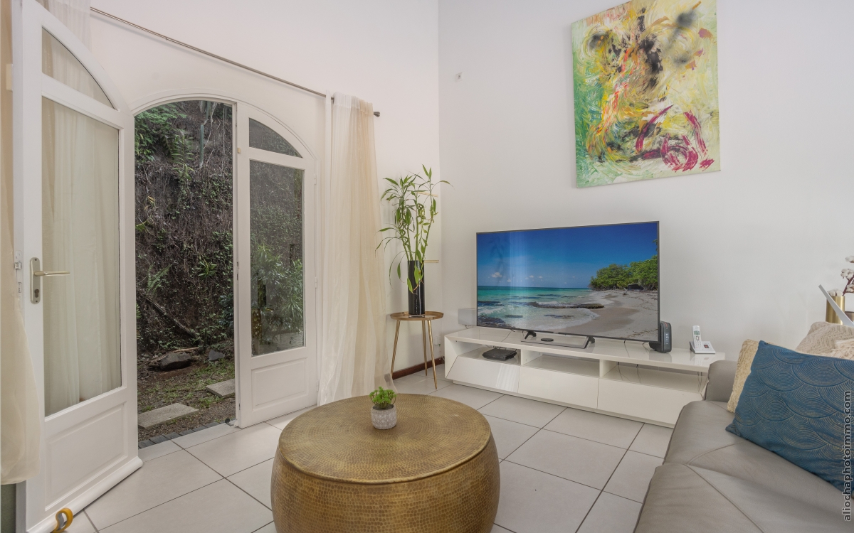 Villa F6 luxueuse à Case-Pilote avec vue mer et piscine 