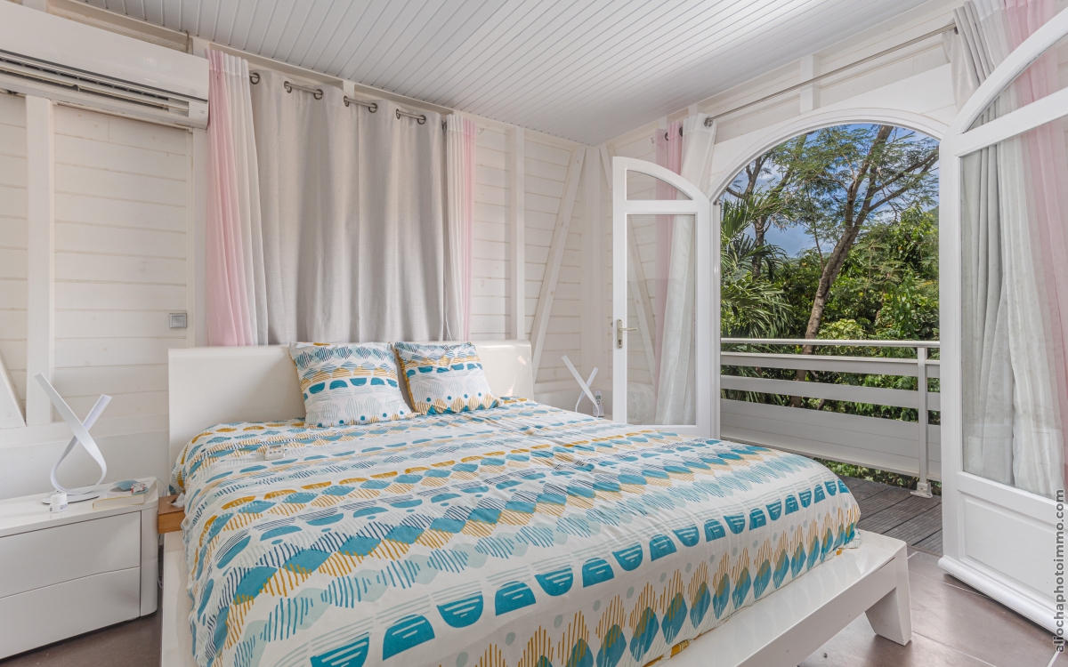 Villa F6 luxueuse à Case-Pilote avec vue mer et piscine 