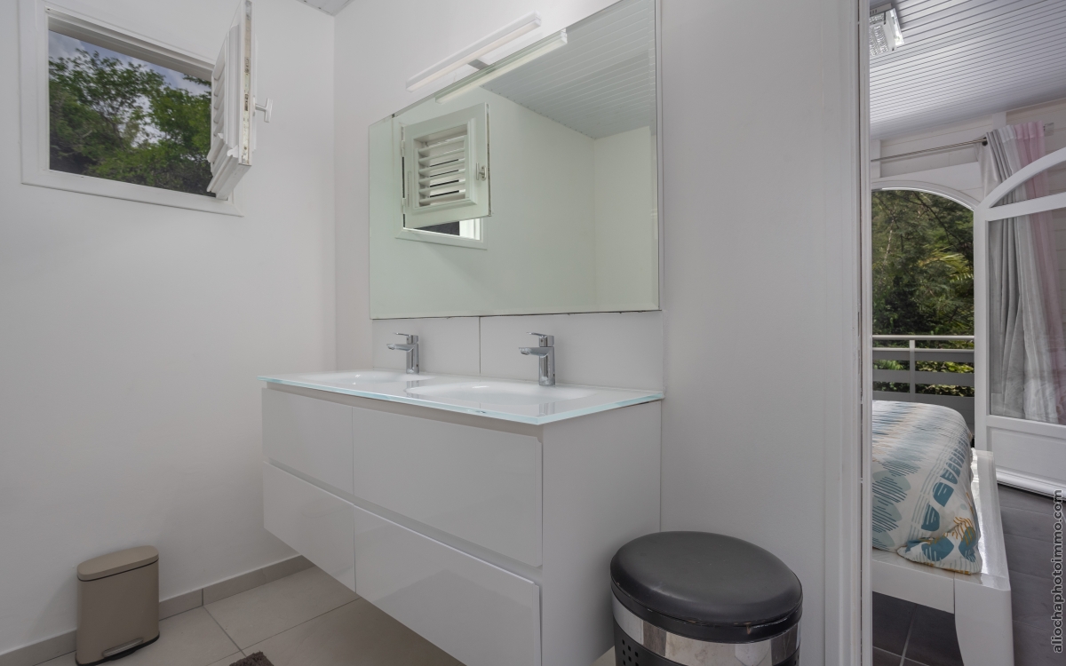 Villa F6 luxueuse à Case-Pilote avec vue mer et piscine 