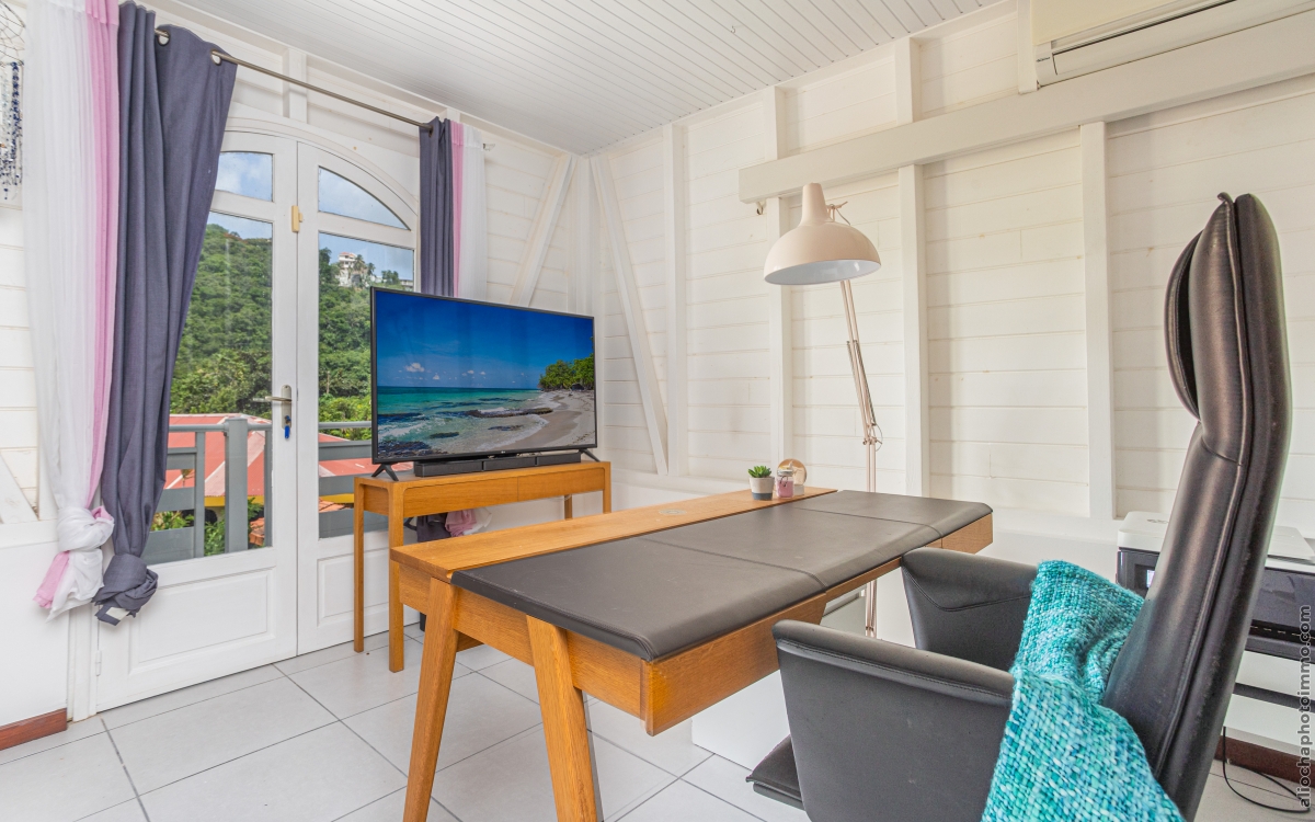 Villa F6 luxueuse à Case-Pilote avec vue mer et piscine 