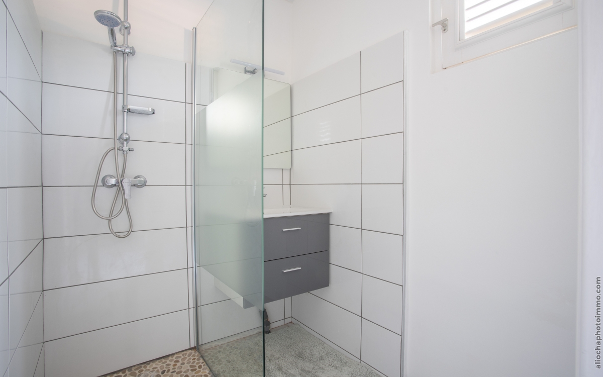 Villa F6 luxueuse à Case-Pilote avec vue mer et piscine 