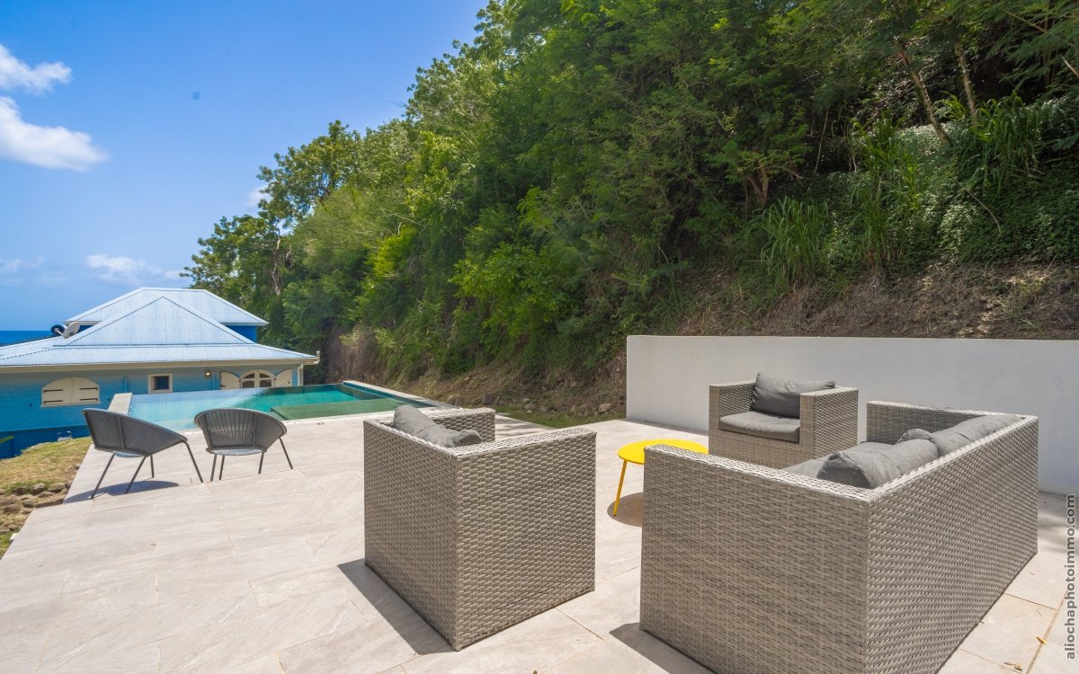 Villa F6 luxueuse à Case-Pilote avec vue mer et piscine 