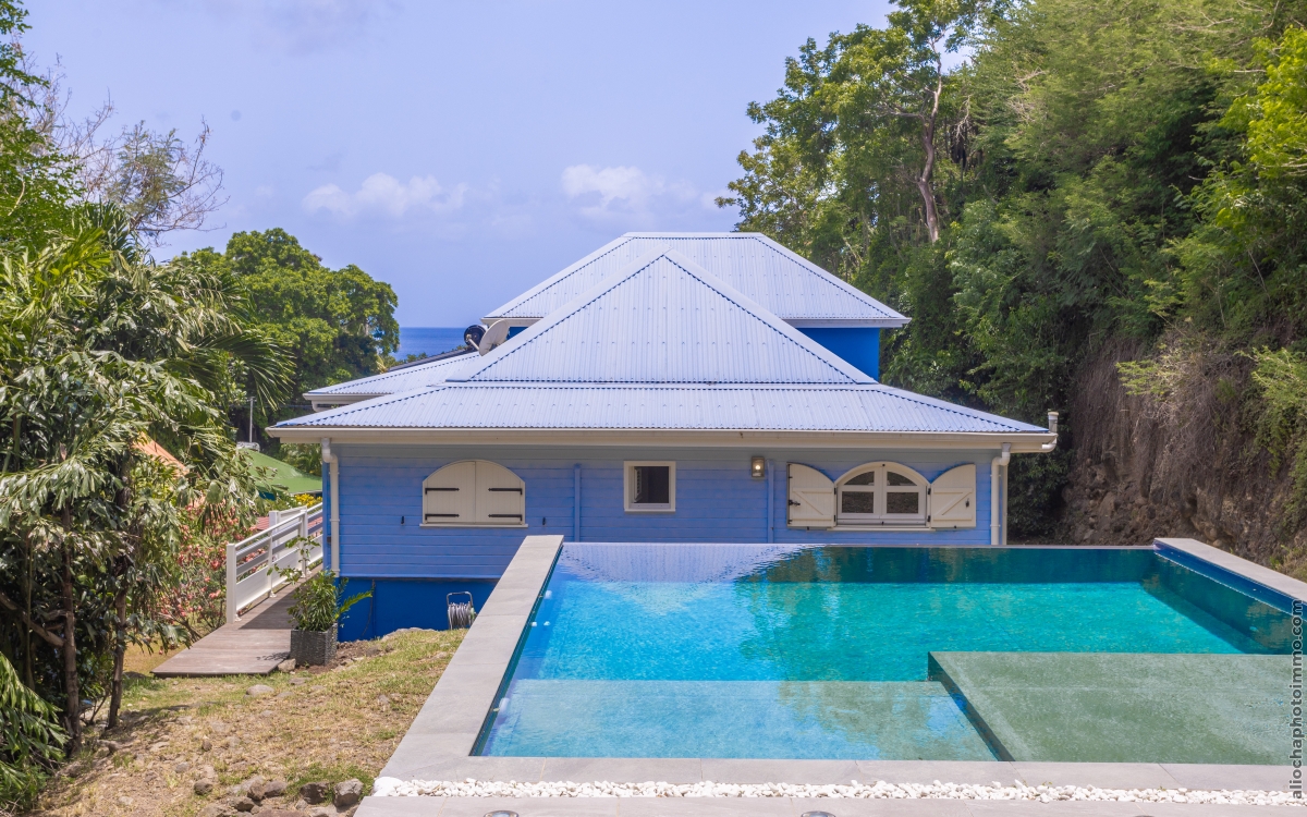 Villa F6 luxueuse à Case-Pilote avec vue mer et piscine 