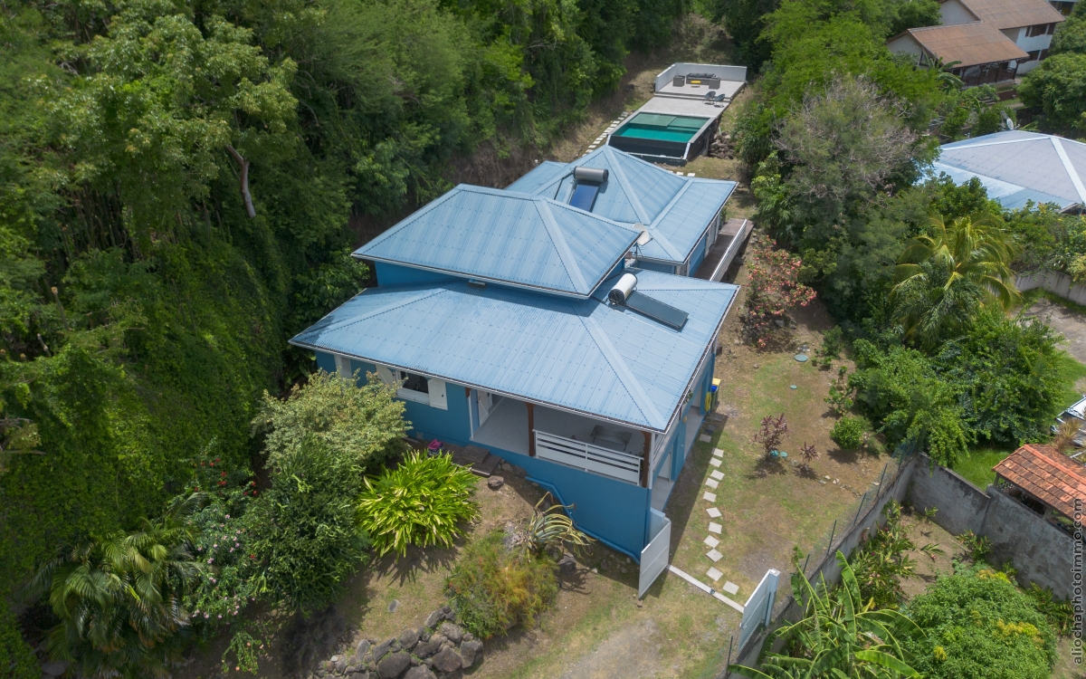 Villa F6 luxueuse à Case-Pilote avec vue mer et piscine 