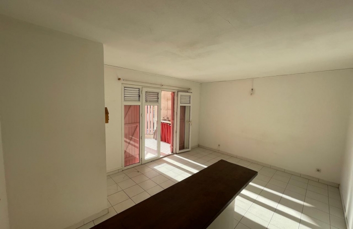 Appartement F2 vendu loué, idéalement situé près du CHU et de la MFME - FORT-DE-FRANCE