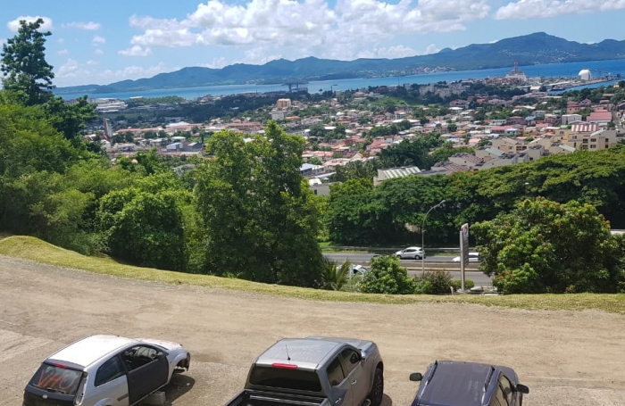 Appartement T2 en location avec balcon vitré à Fort-De-France