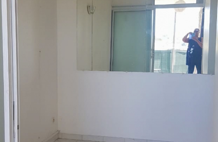 Appartement T2 en location avec balcon vitré à Fort-De-France