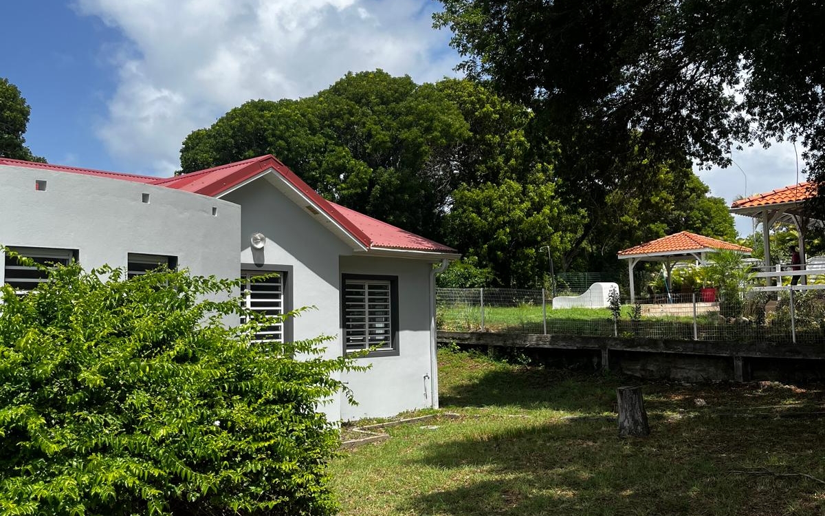 A LOUER VILLA T4  MEUBLEE-AVEC PISCINE -SAINTE ANNE