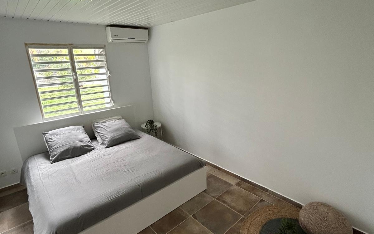 A LOUER VILLA T4  MEUBLEE-AVEC PISCINE -SAINTE ANNE