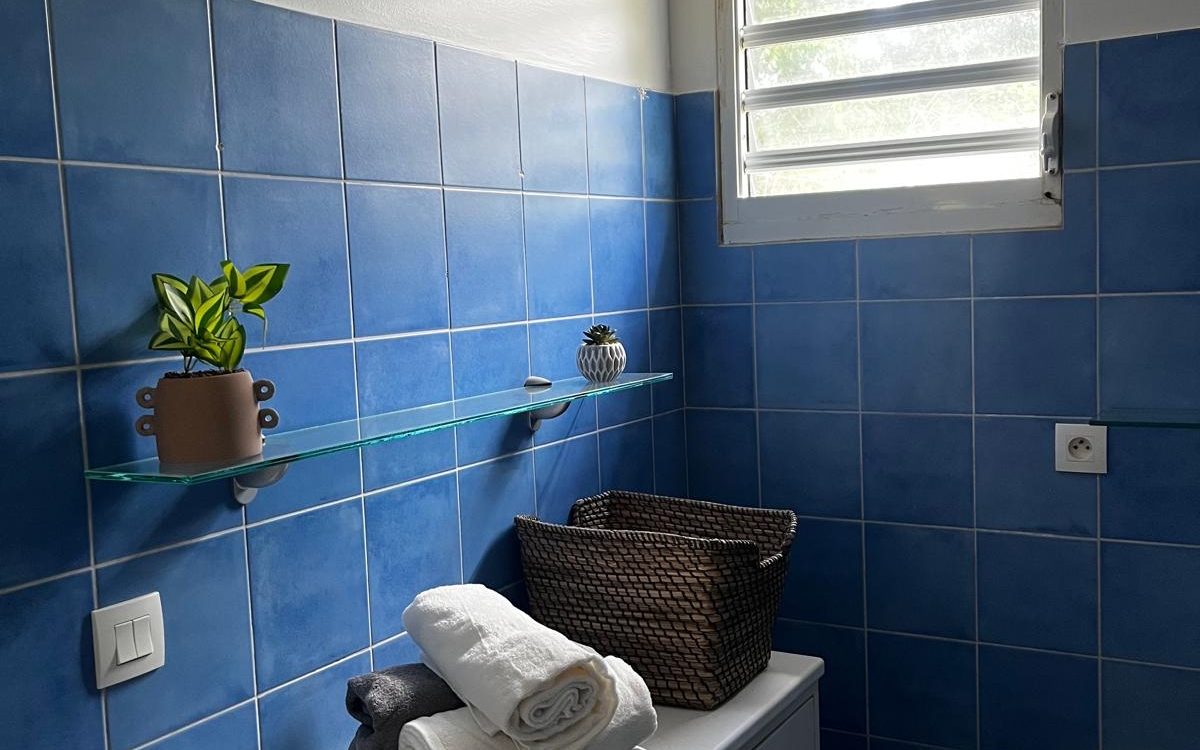 A LOUER VILLA T4  MEUBLEE-AVEC PISCINE -SAINTE ANNE