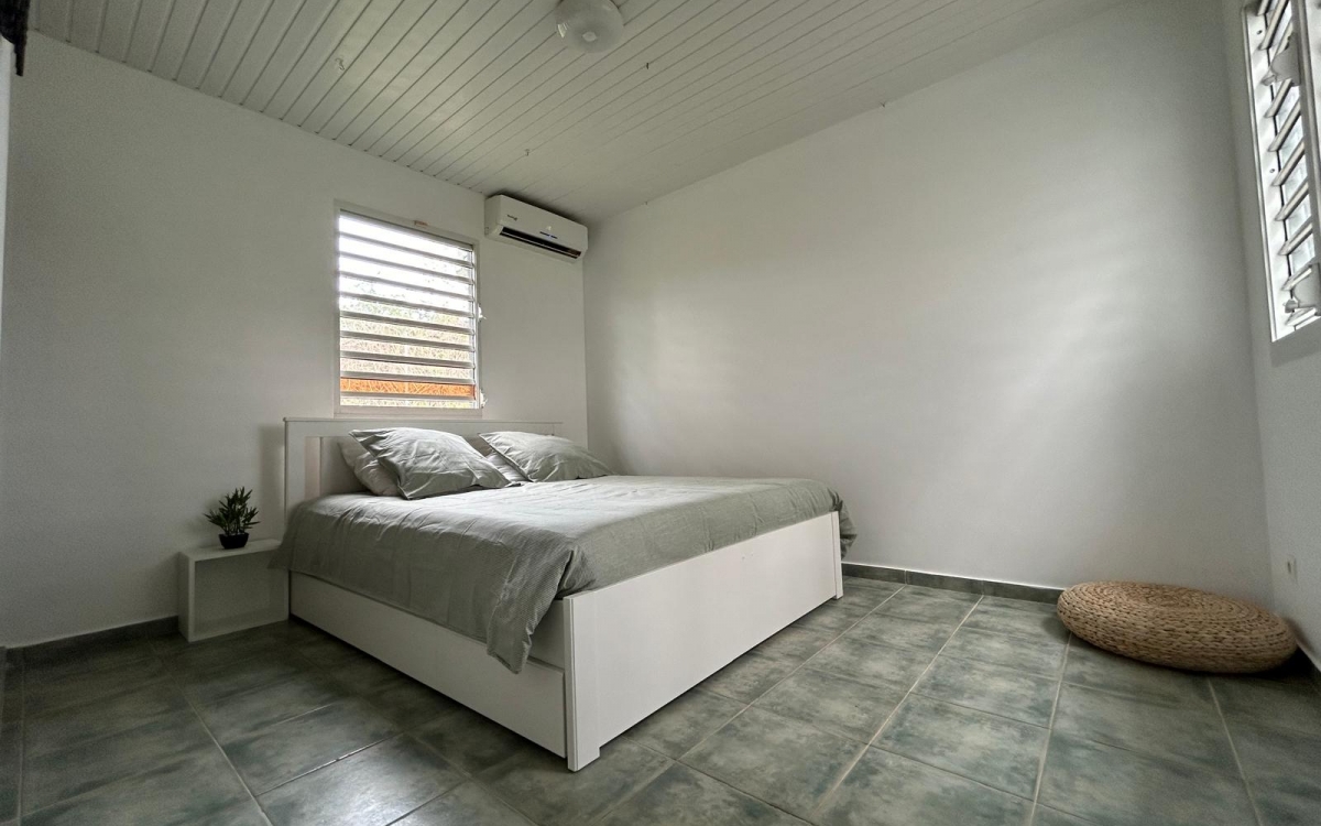 A LOUER VILLA T4  MEUBLEE-AVEC PISCINE -SAINTE ANNE