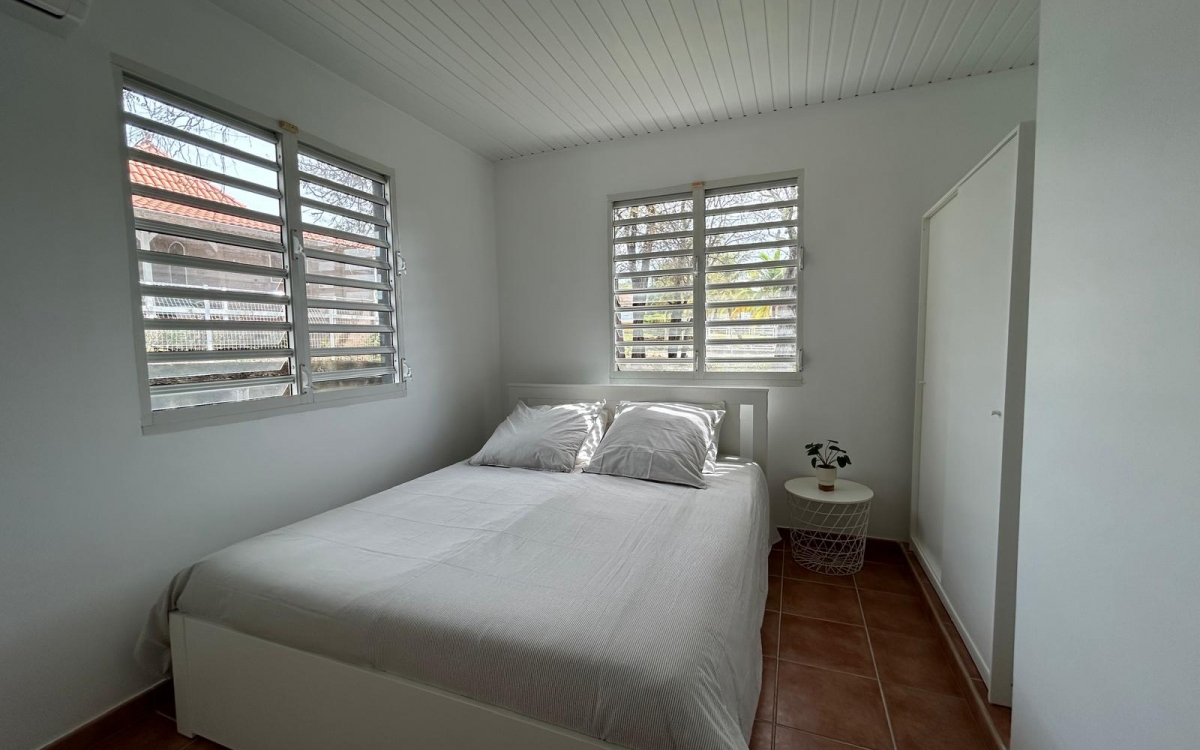 A LOUER VILLA T4  MEUBLEE-AVEC PISCINE -SAINTE ANNE