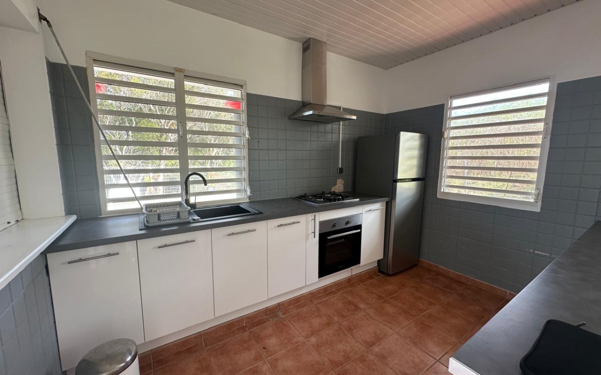 A LOUER VILLA T4  MEUBLEE-AVEC PISCINE -SAINTE ANNE