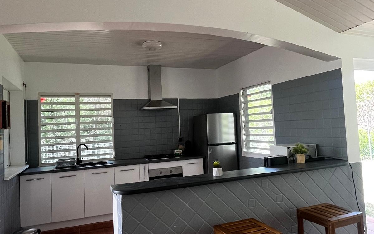A LOUER VILLA T4  MEUBLEE-AVEC PISCINE -SAINTE ANNE