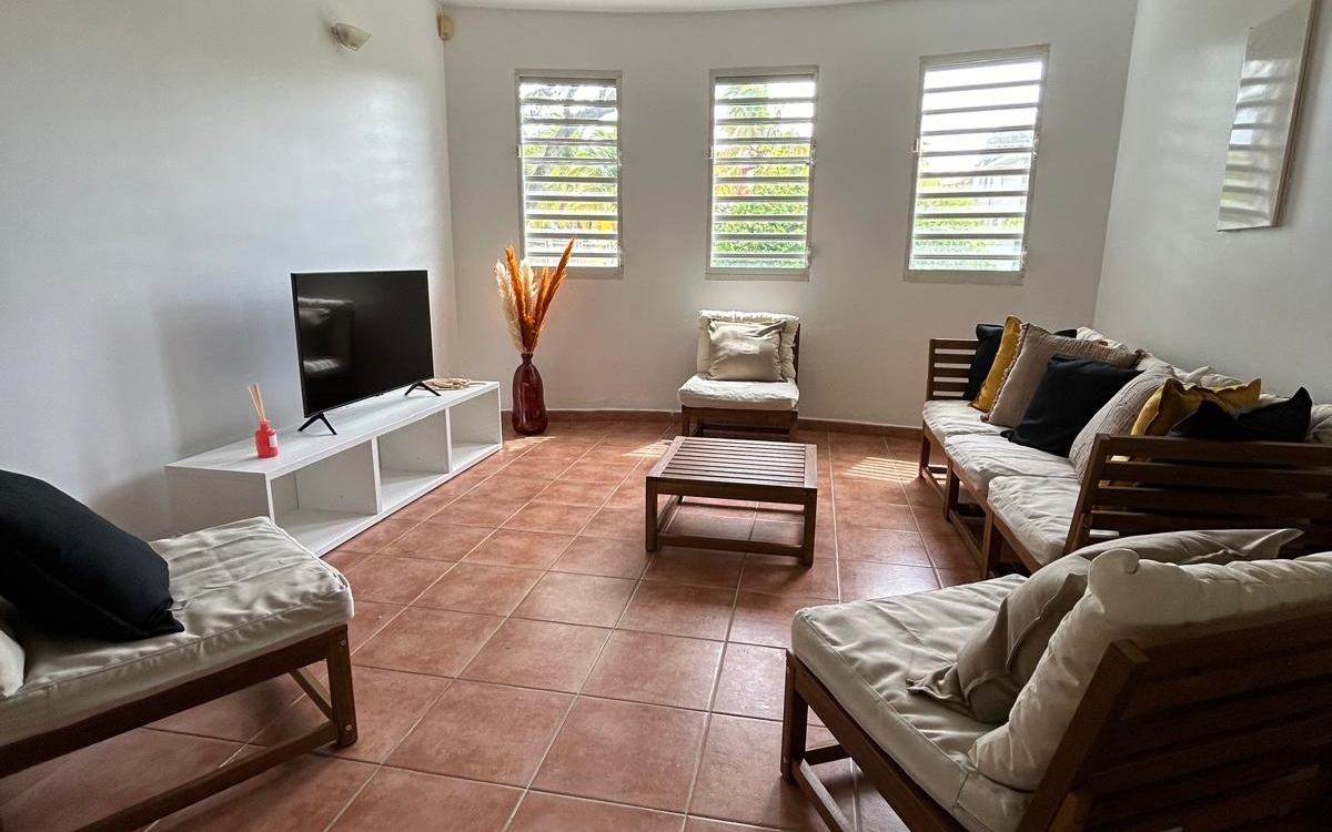 A LOUER VILLA T4  MEUBLEE-AVEC PISCINE -SAINTE ANNE