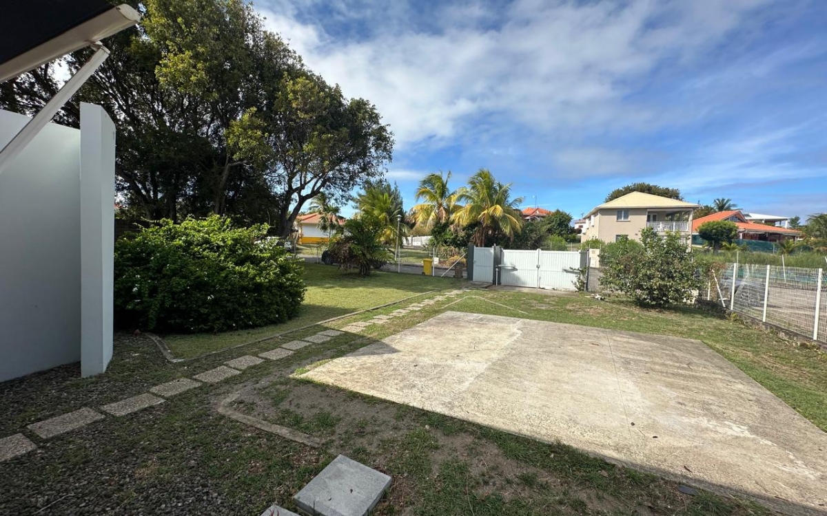 A LOUER VILLA T4  MEUBLEE-AVEC PISCINE -SAINTE ANNE