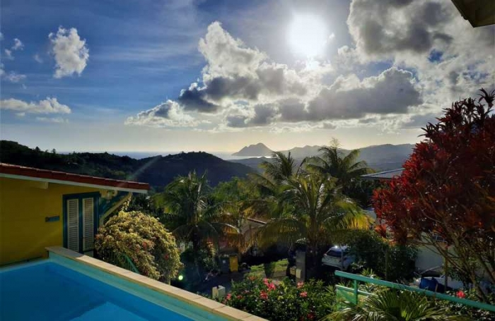 Magnifique résidence créole de 7 logements avec piscine et belle vue
