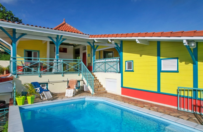 Magnifique résidence créole de 7 logements avec piscine et belle vue