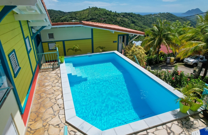 Magnifique résidence créole de 7 logements avec piscine et belle vue