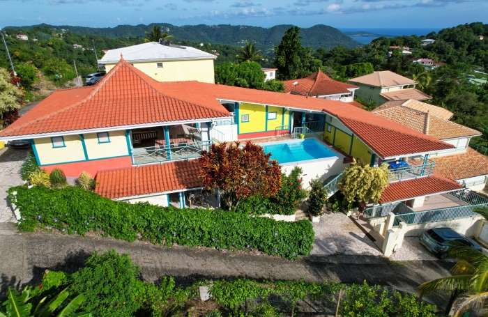 Magnifique résidence créole de 7 logements avec piscine et belle vue