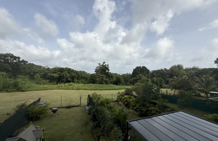 Appartement F3 avec locataire en place, belle vue dégagée, sans vis-à-vis à Terreville - SCHOELCHER