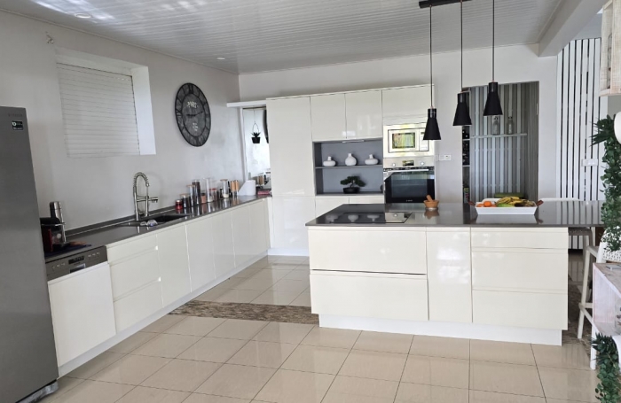 **À vendre : Superbe villa rénovée avec vue mer et campagne   Le Marin**