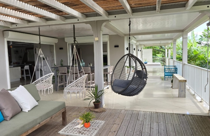 **À vendre : Superbe villa rénovée avec vue mer et campagne   Le Marin**