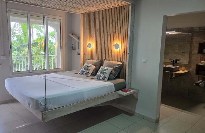 **À vendre : Superbe villa rénovée avec vue mer et campagne   Le Marin**