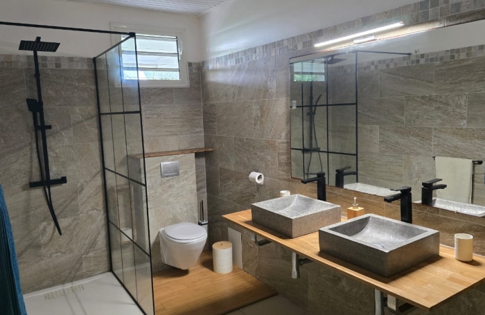 **À vendre : Superbe villa rénovée avec vue mer et campagne   Le Marin**