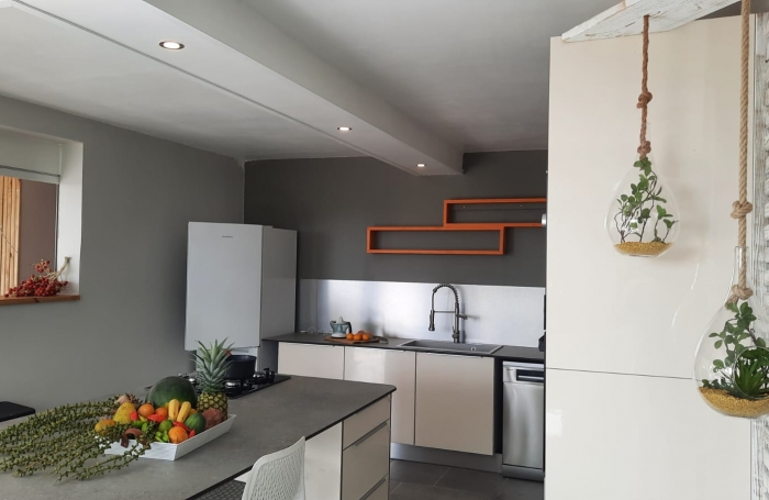 **À vendre : Superbe villa rénovée avec vue mer et campagne   Le Marin**