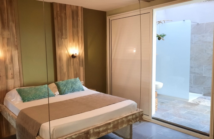 **À vendre : Superbe villa rénovée avec vue mer et campagne   Le Marin**
