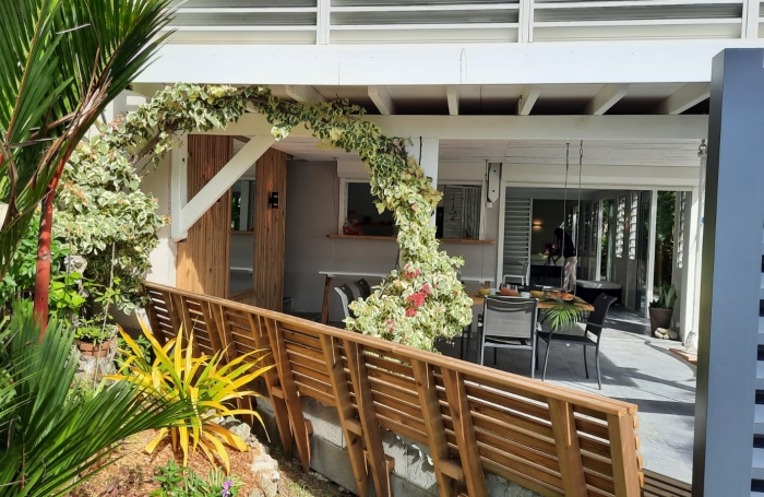 **À vendre : Superbe villa rénovée avec vue mer et campagne   Le Marin**