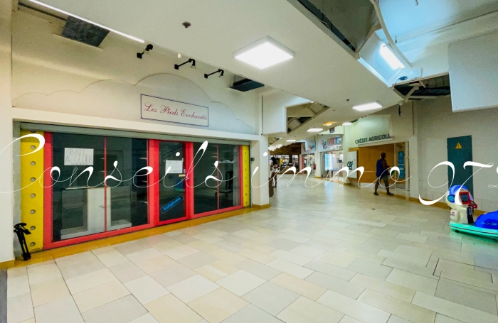 À LOUER   Local commercial avec vitrine - 29,2 m2   Le Lamentin, CC Place d’Armes
