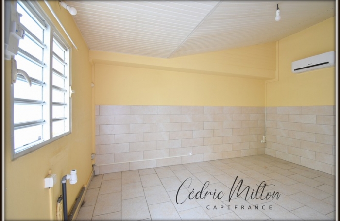 Location Local commercial 32m&sup2; 2 pi&#232;ces Sainte Luce