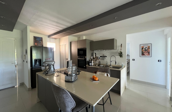 À louer   Superbe T3 meublé et décoré avec goût   Proche commodités et plages