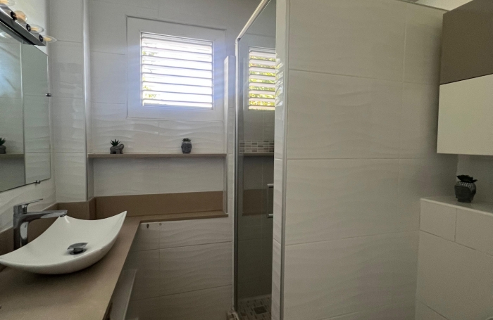 À louer   Superbe T3 meublé et décoré avec goût   Proche commodités et plages