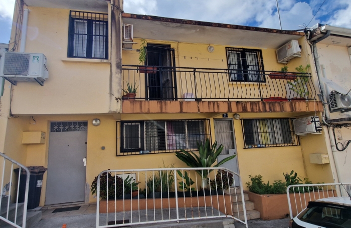 À vendre : Charmante maison de ville sur deux niveaux