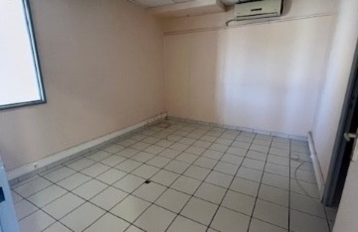 Location Local commercial 97.69m&sup2; 10 pi&#232;ces Schoelcher